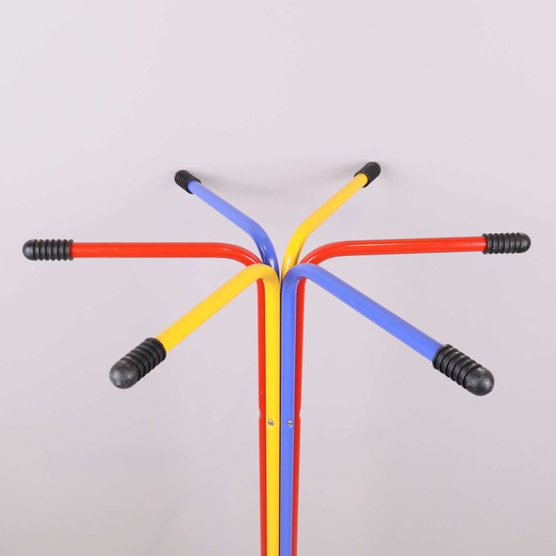 Klädhängarens topp fotograferad ovanifrån med synliga svarta ändar