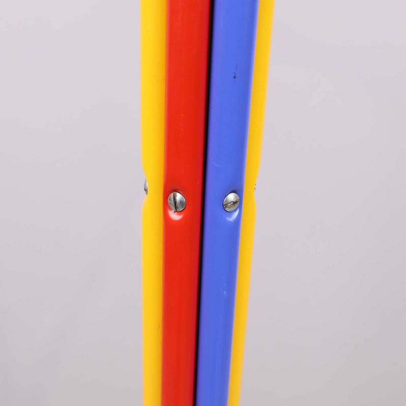 Närbild på monterade skruvar och färgrika rör på klädhängaren