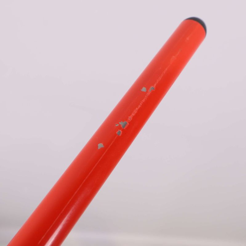 Rött rör med mindre färgavskrapningar på klädhängaren