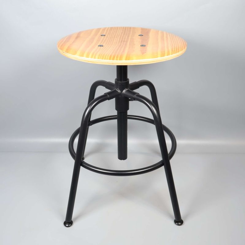 Industripall med rund träsits och metallben framifrån