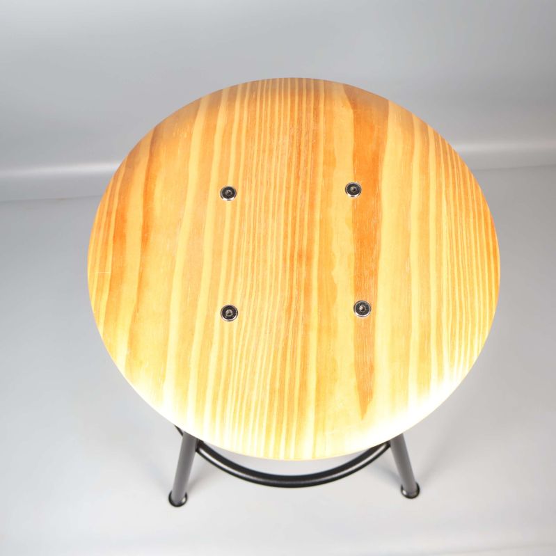 Ovanifrån syn på rund träsits med tydlig ådring och fyra skruvar