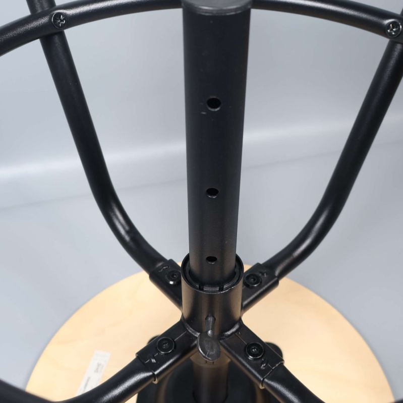 Närbild på höjdjusteringens metallmekanism under pallen