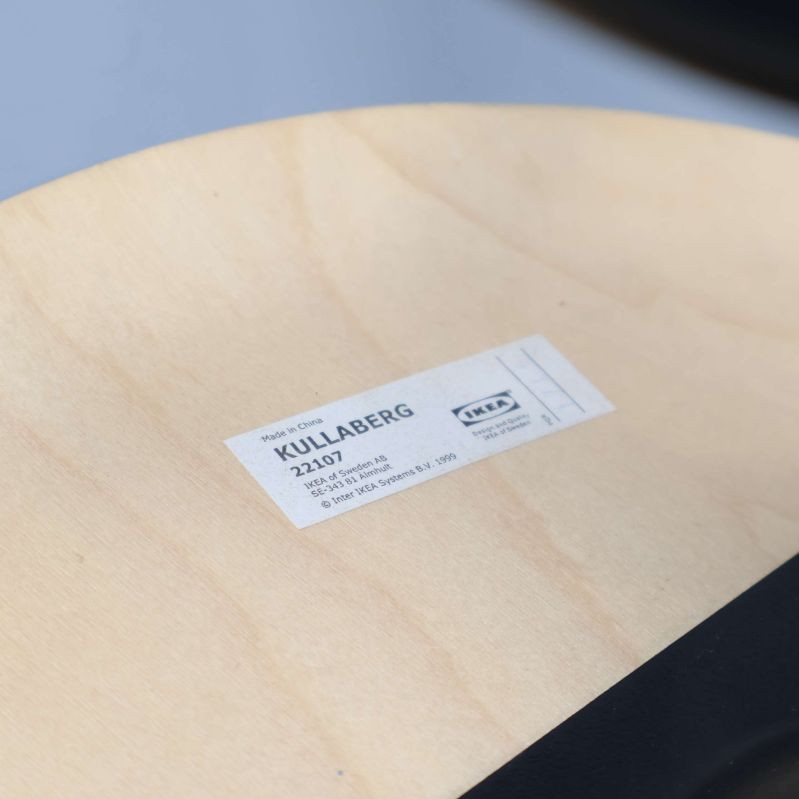 Etikett med KULLABERG och IKEA logotyp under träpallen