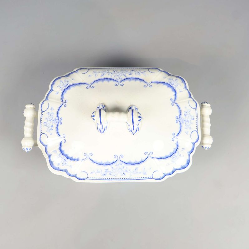 Sopptérin ovanifrån med lock, blå dekor kring kanten