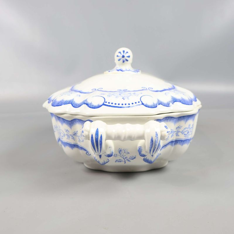 Sopptérin från sidan med lock, båda handtag och blå dekor