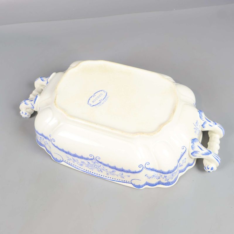 Undersidan av terrin med blå märkning och fotring