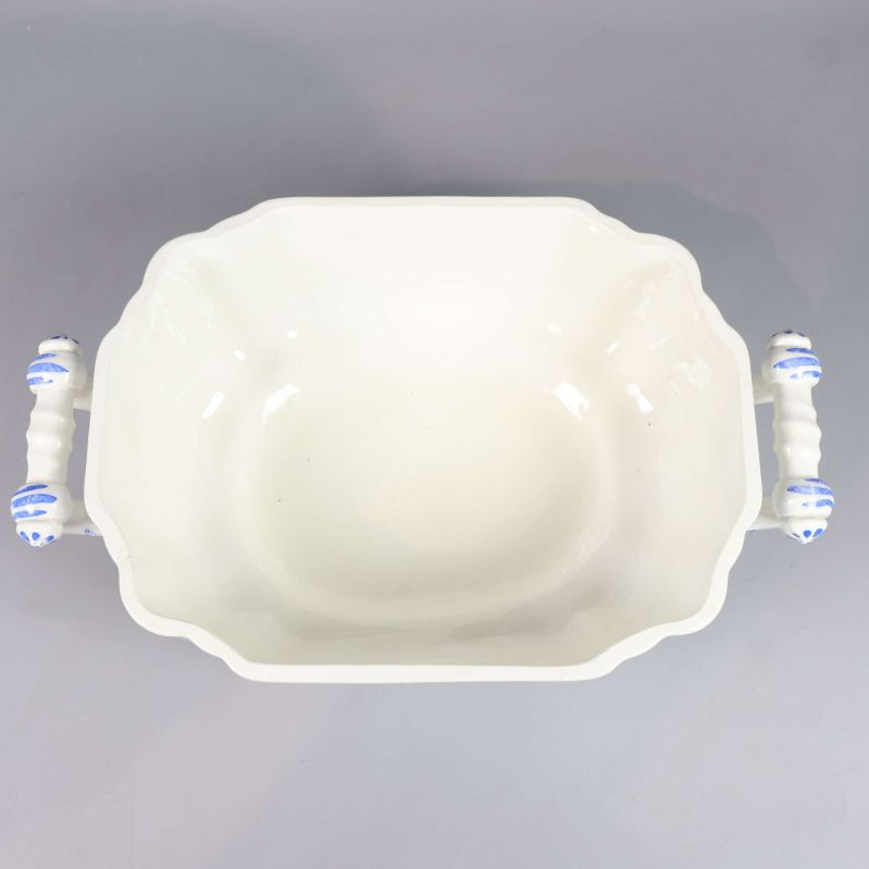 Insidan av såskålen med två dekorerade handtag