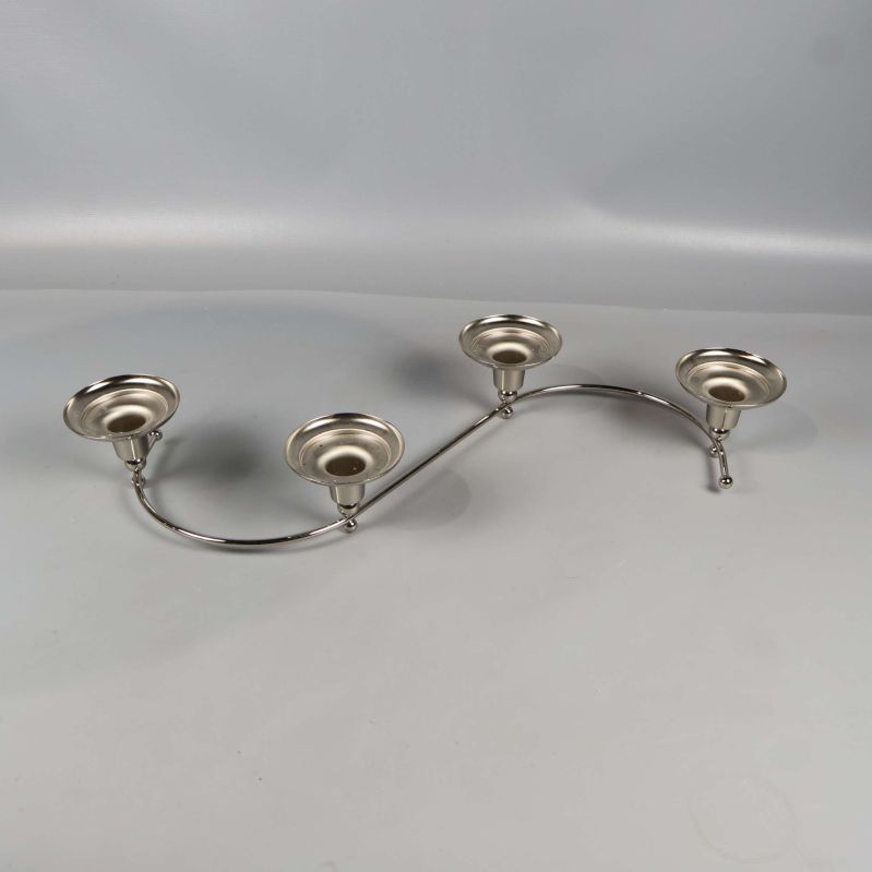 Ljuslykta i metall, visad från sidan med fyra hållare