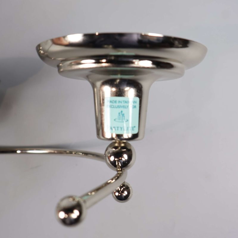 Närbild av etikett under ljushållare i metall