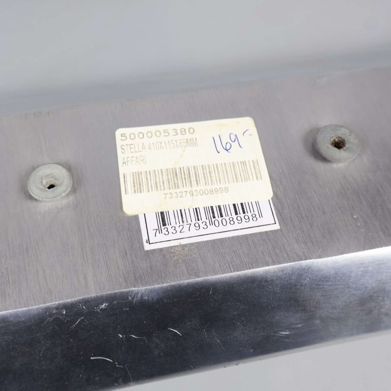 Närbild på etikett med modell och streckkod på ljusbrickans undersida