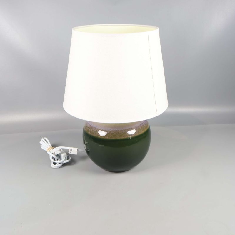 Grön bordslampa med vit lampskärm och sladd
