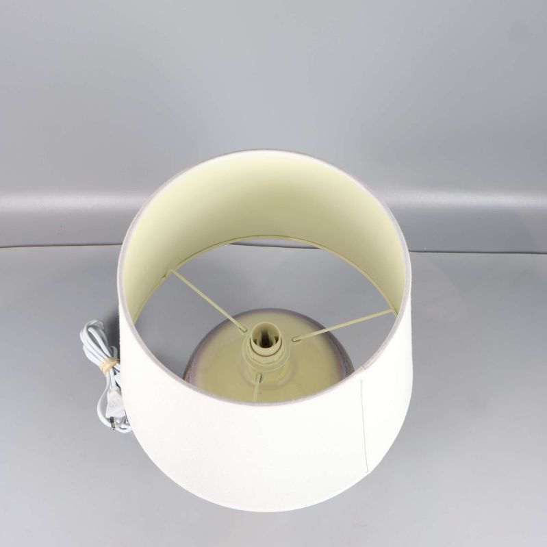 Vit lampskärm sedd uppifrån med armatur och sockel synlig
