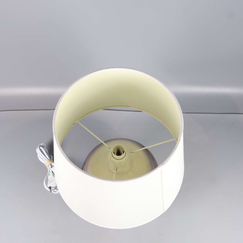 Vit lampskärm sedd uppifrån med armatur och sockel synlig