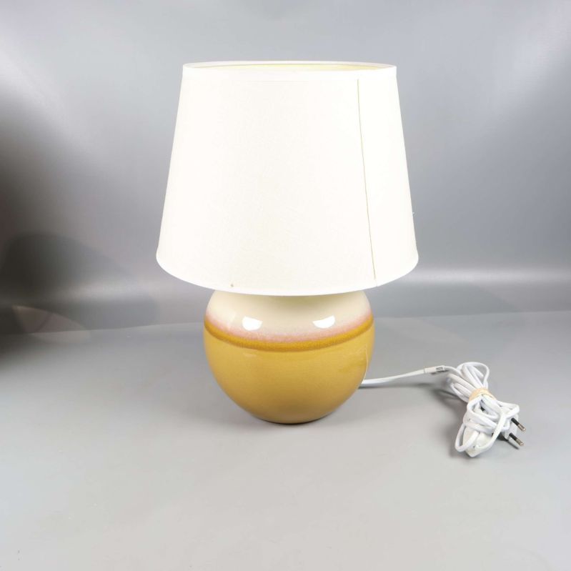 Gul bordslampa med vit lampskärm och sladd