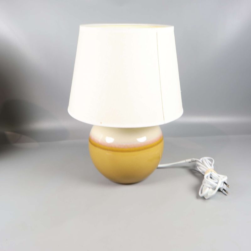 Gul bordslampa med vit lampskärm och sladd