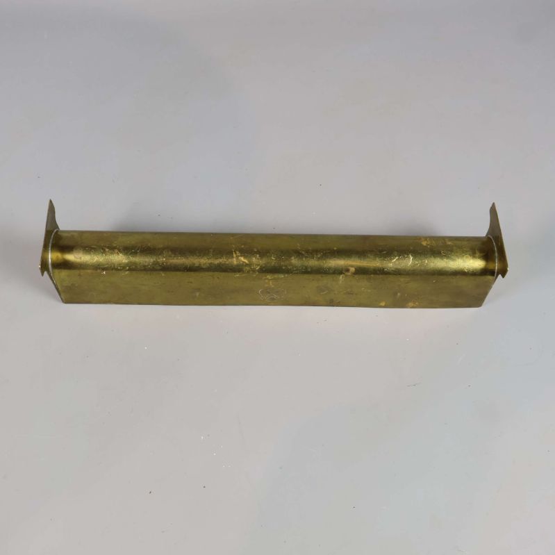 Ljusstakens undersida med mässingsyta och ben synliga