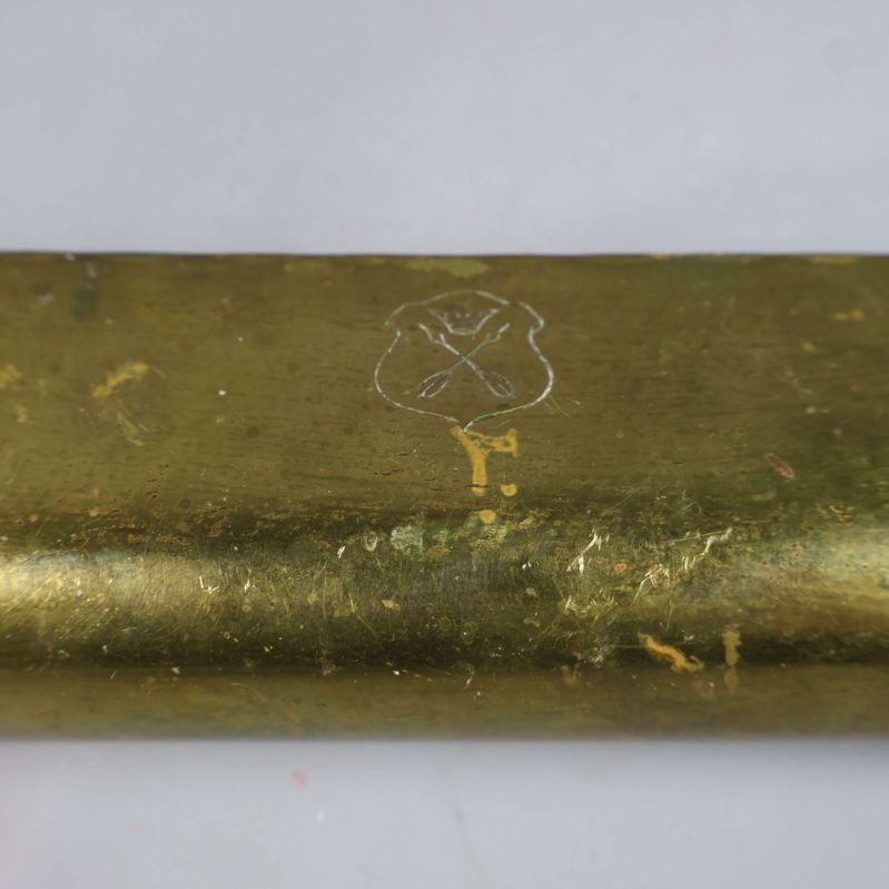 Detaljbild på stämplad märkning på ljusstakens undersida