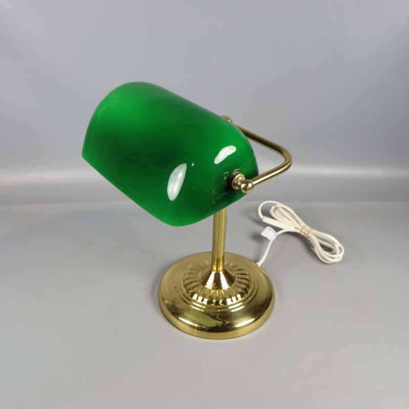 Bordslampa med grön skärm och mässingsfot från sida