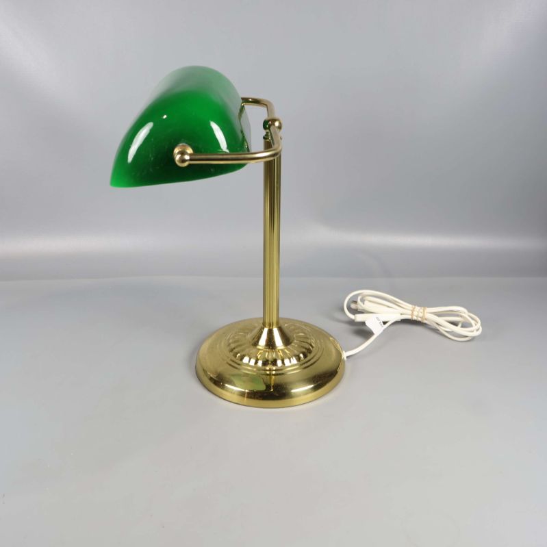 Bordslampa med grön skärm fotograferad från vänster sida