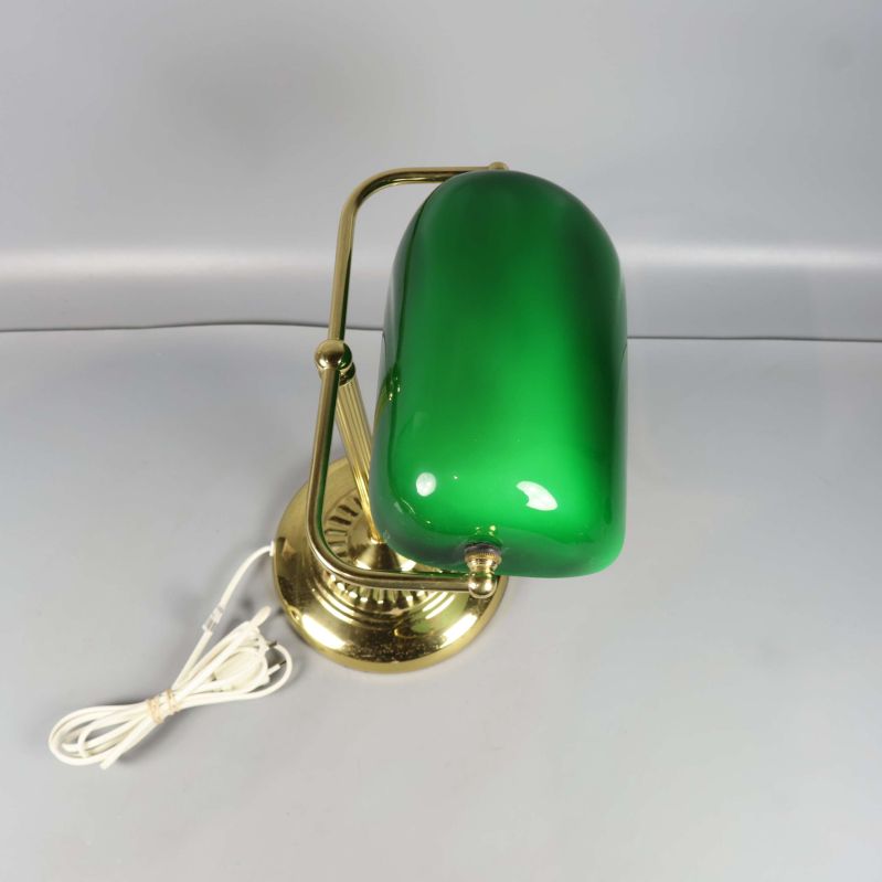 Bordslampa med grön skärm fotograferad ovanifrån