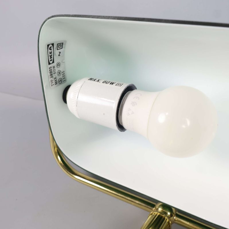Närbild på lampans insida med IKEA-märkning och glödlampa