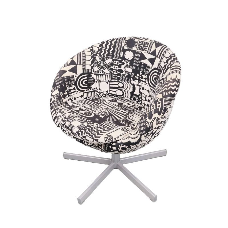 Snurrfåtölj med grafiskt svartvitt tyg fotograferad snett framifrån