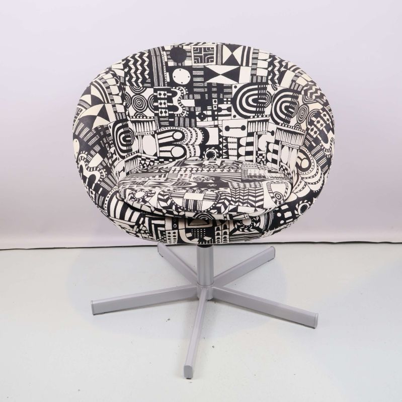 Snurrfåtölj med svartvitt mönster sedd rakt framifrån mot vit bakgrund