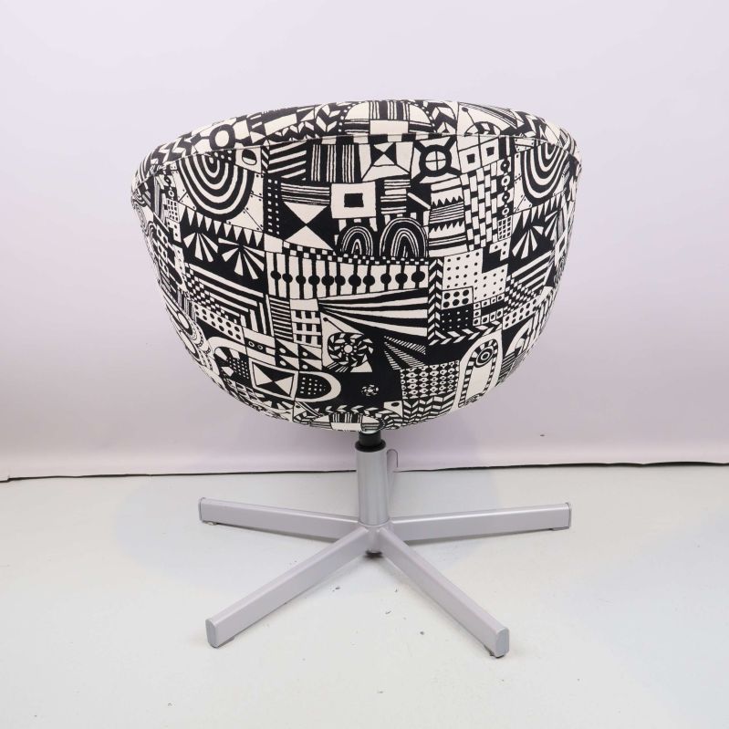 Snurrfåtöljens baksida med tydligt grafiskt tygmönster