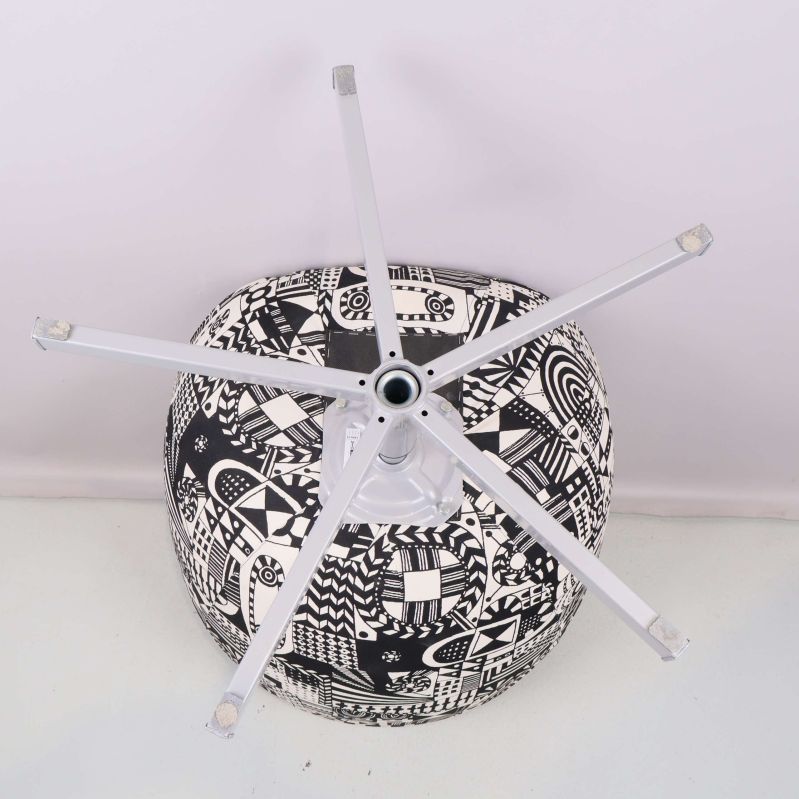 Undersida av snurrfåtölj som visar silverfärgat benstativ