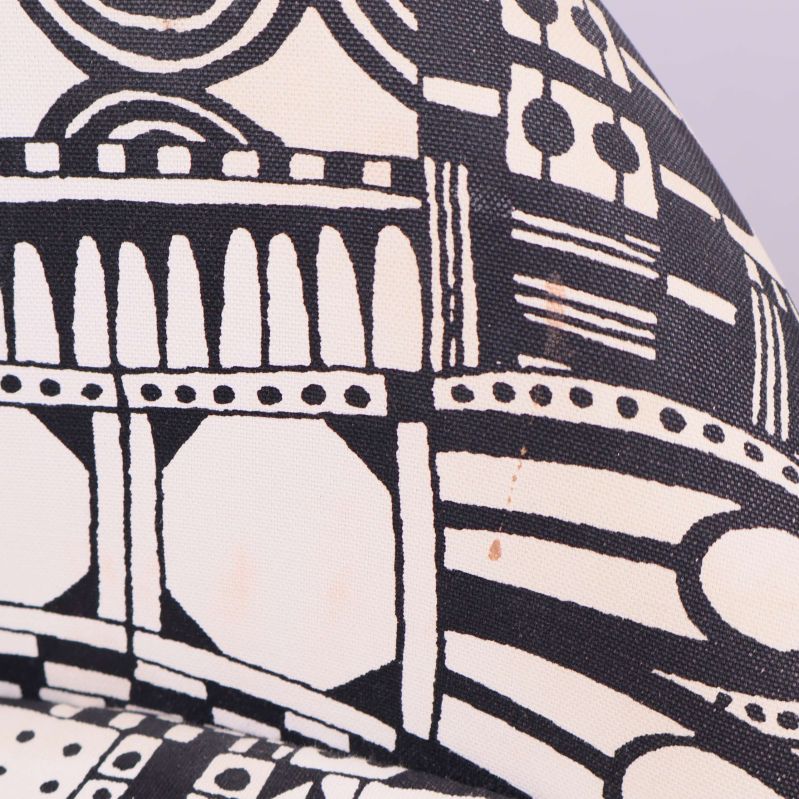 Närbild på ytterligare fläckar på fåtöljens tygklädsel