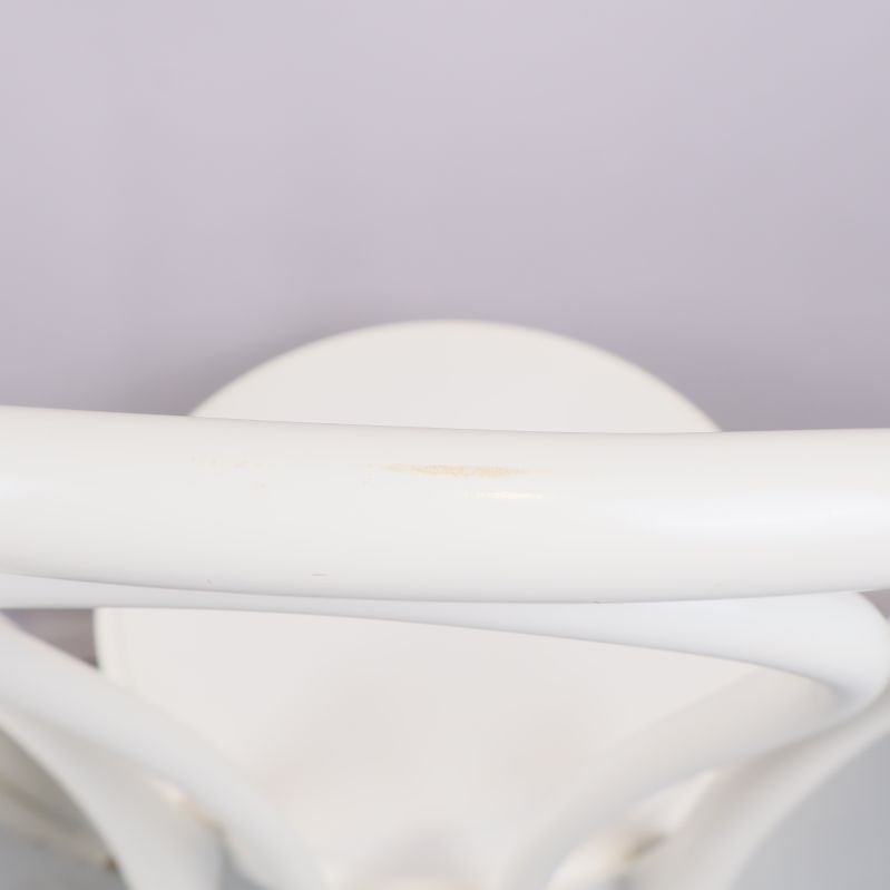 Smärre missfärgning på övre ryggen av en stol