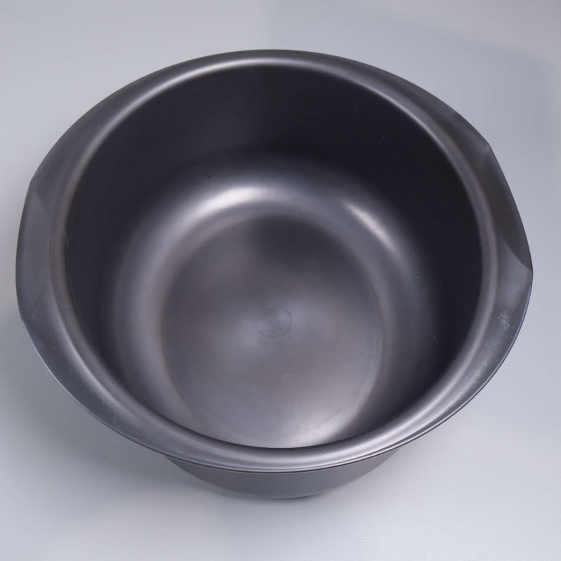 Insidan av svart gryta sedd uppifrån