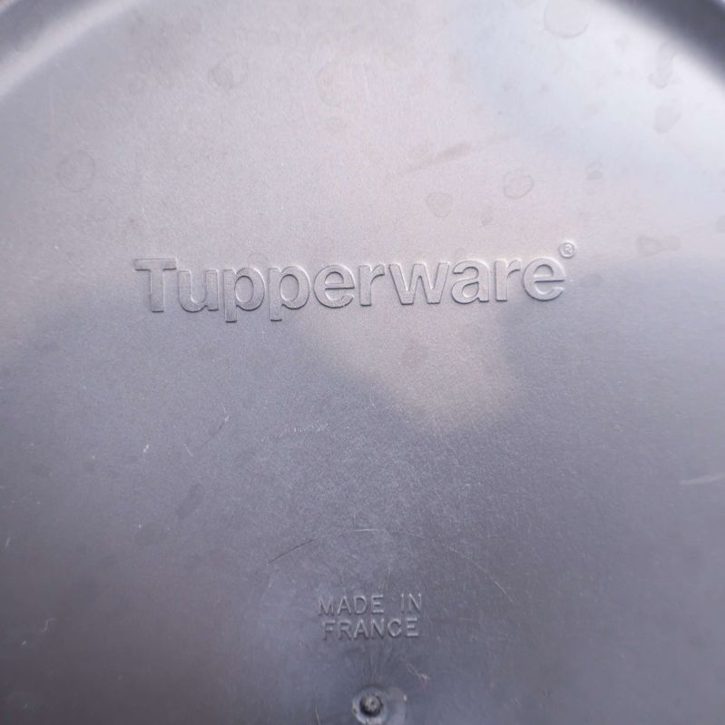 Tupperware-logotyp och Made in France på botten