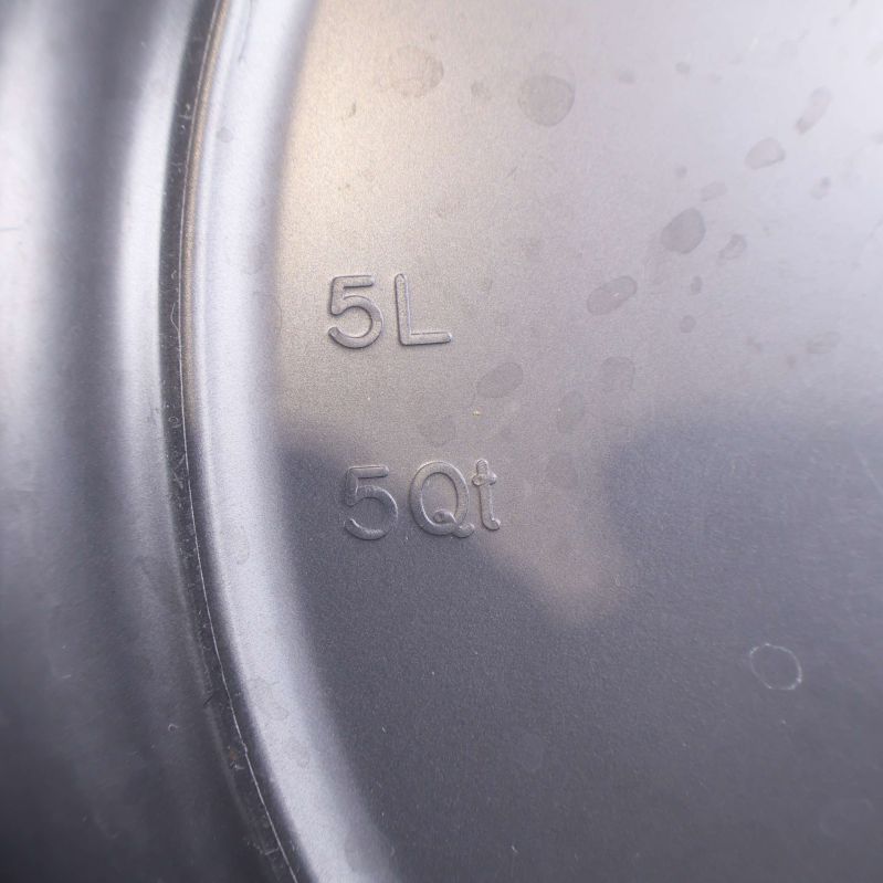 Detaljbild av grytans märkning 5L 5Qt