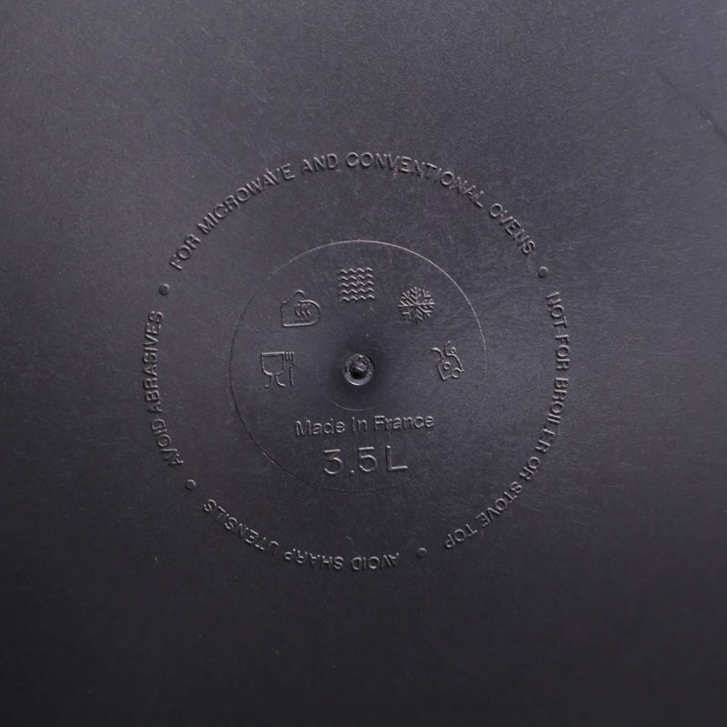 Närbild på botten med märkning 3,5 L och symboler