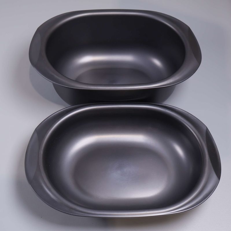 Överst två svarta formar utan lock ovanifrån