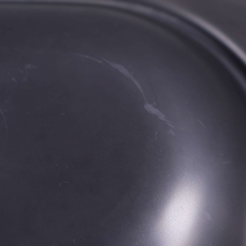 Närbild visar ytskikt med små repor