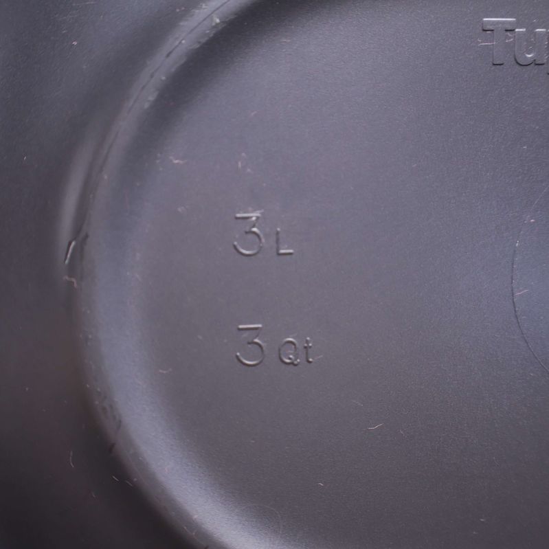 Inpräglad text som anger 3 liter och 3 quart