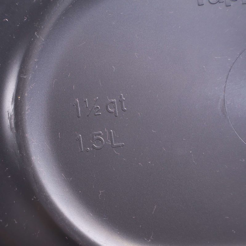 Inpräglad text som anger 1,5 liter och 1,5 quart