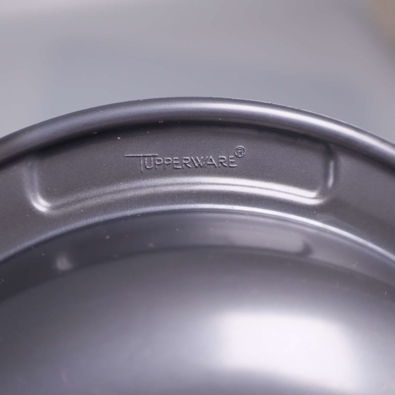 Präglad Tupperware-logotyp synlig på skålens kant