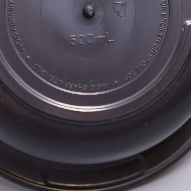 Närbild på skålens botten med 500 mL-stämpel