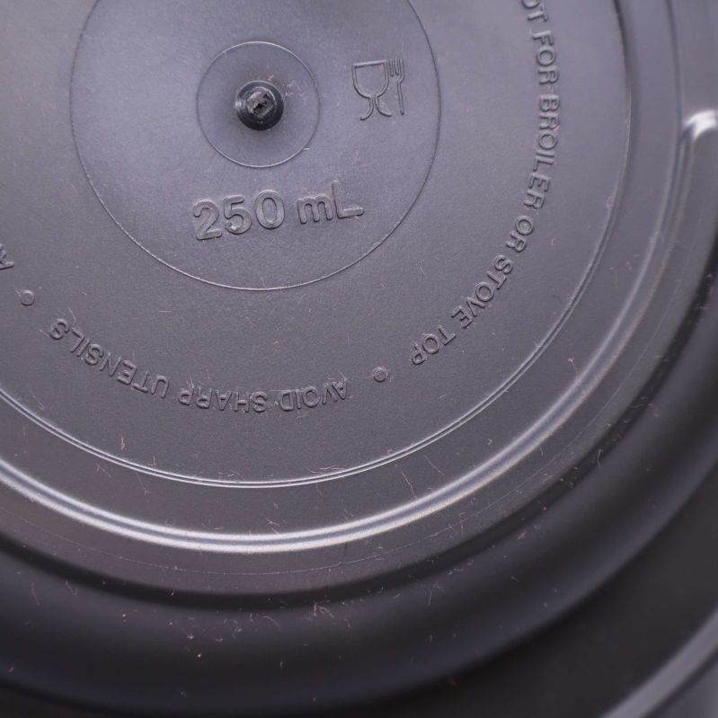Närbild på skålens botten med 250 mL-stämpel