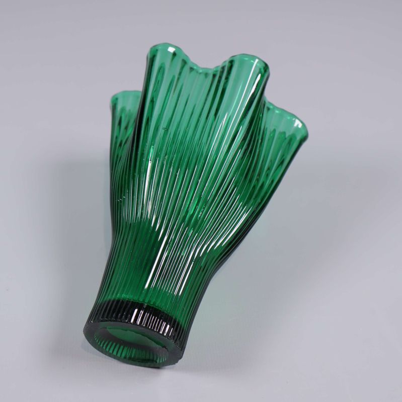 Grön glasvas liggande med synlig botten