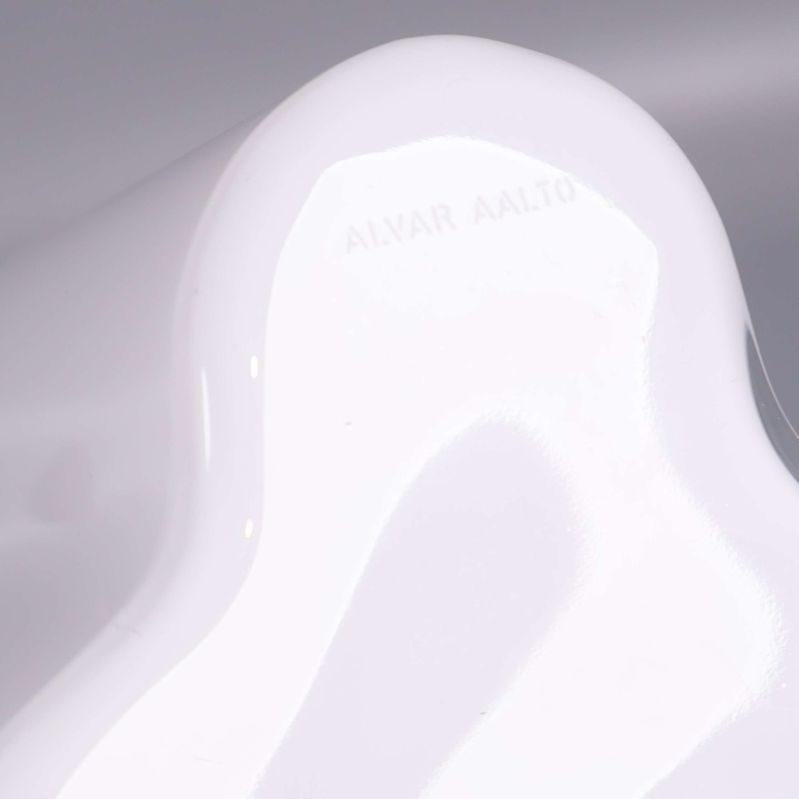 Graverad signatur Alvar Aalto på vasen