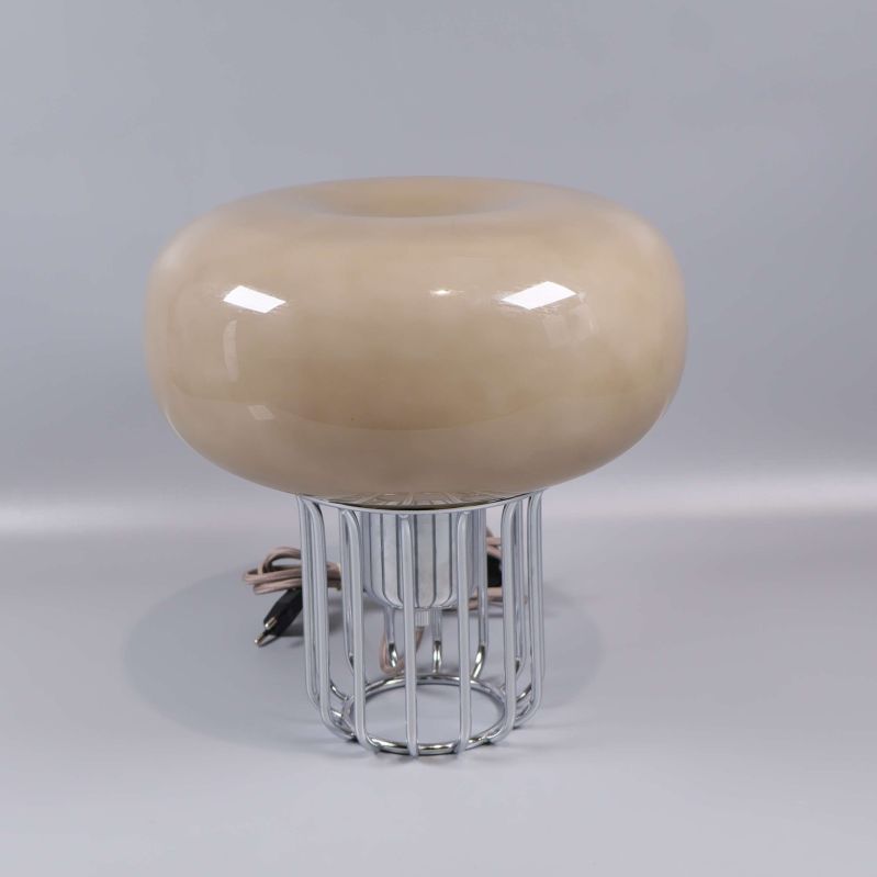 Bordslampa med beige kupa och kromad bas