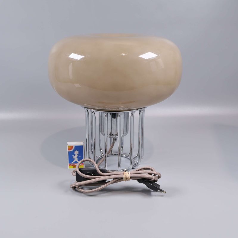 Bordslampa framifrån med beige kupa och sladd