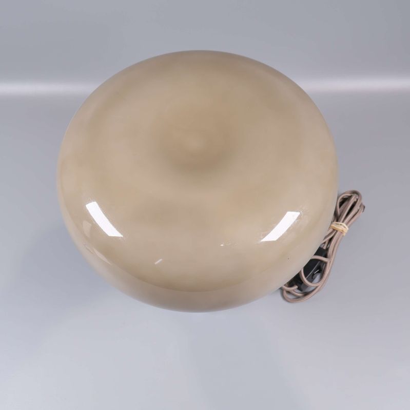 Bordslampa sedd uppifrån med rund kupa