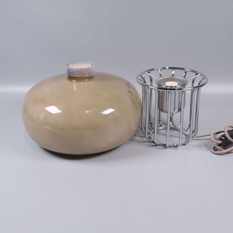 Lampans delar med avtagbar kupa och bas