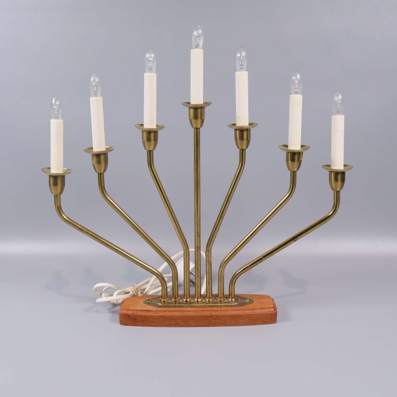 Sjuarmad elektrisk ljusstake i mässing och träbas med vita ljus
