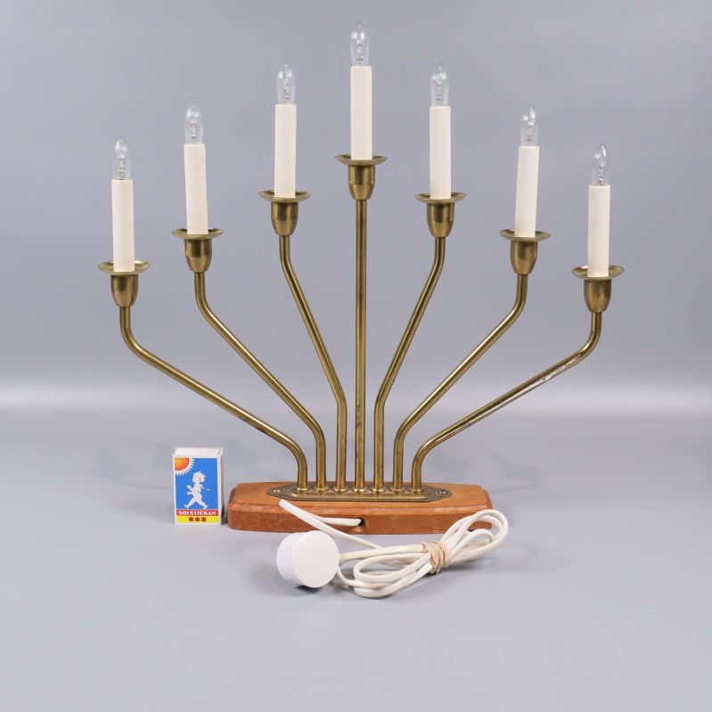 Elektrisk ljusstake med sladd, kontakt och tändsticksask för storleksjämförelse